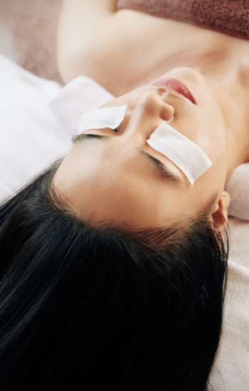 feuchtigkeitsspendende Maske (1) Frau mit einer Augenmaske.