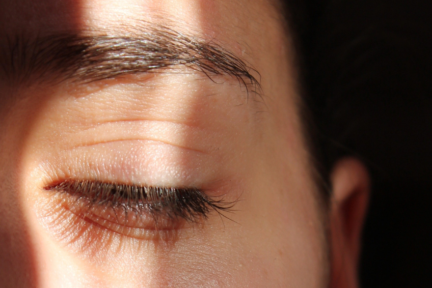 Geschlossenes Auge einer Frau.